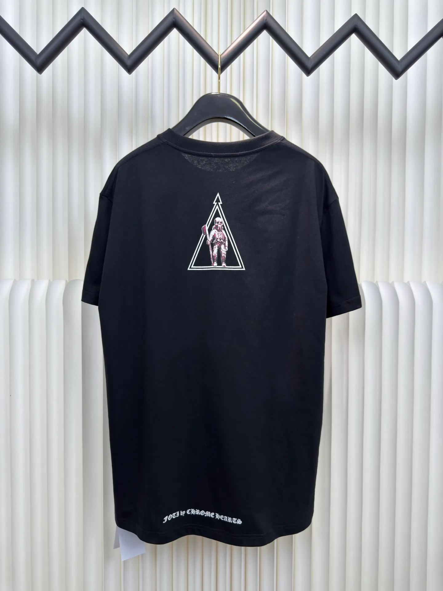 P240 Chrome Hearts Skeleton Soldier Text Short Sleeves. The fabric is made of 26-woven 200g cotton. The printing is made of thermosetting ink. Customized accessories. Size S M L